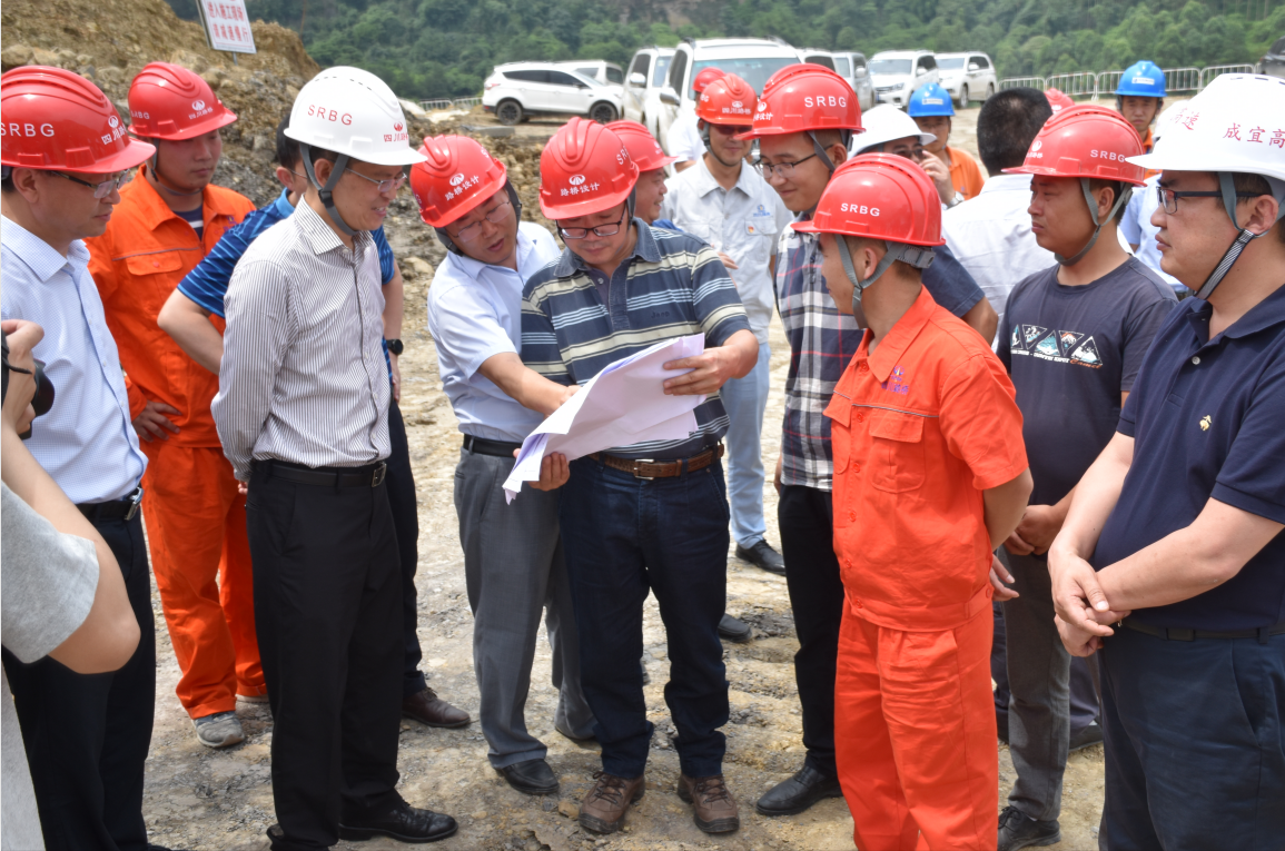 路橋集團(tuán)總經(jīng)理楊如剛深入成宜高速ZCB3-4項目檢查指導(dǎo)工作