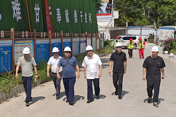 四川路橋副總經理聶東到華鎣山隧道項目檢查工作