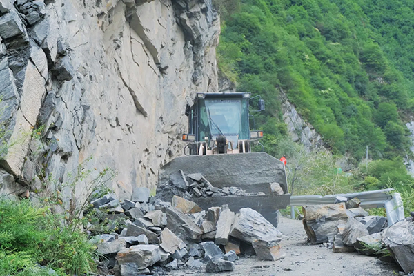 川汶高速TJ7項(xiàng)目緊急馳援楊柳村山體滑坡?lián)岆U(xiǎn)