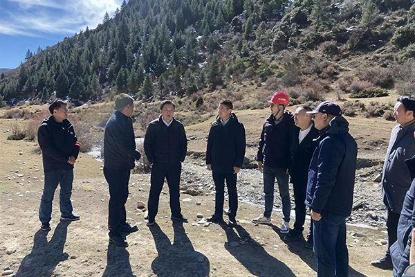 雅江縣委書記王軍率隊(duì)深入X038米呷項(xiàng)目督導(dǎo)調(diào)研