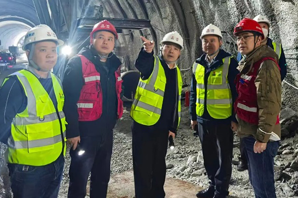 川交公司黨委書記、董事長杜江林赴康新高速項目檢查指導工作