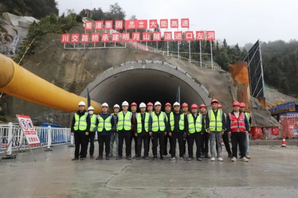 大竹至墊江高速公路（四川境）TJ3標(biāo)項(xiàng)目開(kāi)展隧道掌子面光面爆破培訓(xùn)