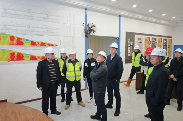 省交通運輸廳公路局副局長蔣軍赴華鎣山隧道及引道工程2標(biāo)檢查指導(dǎo)